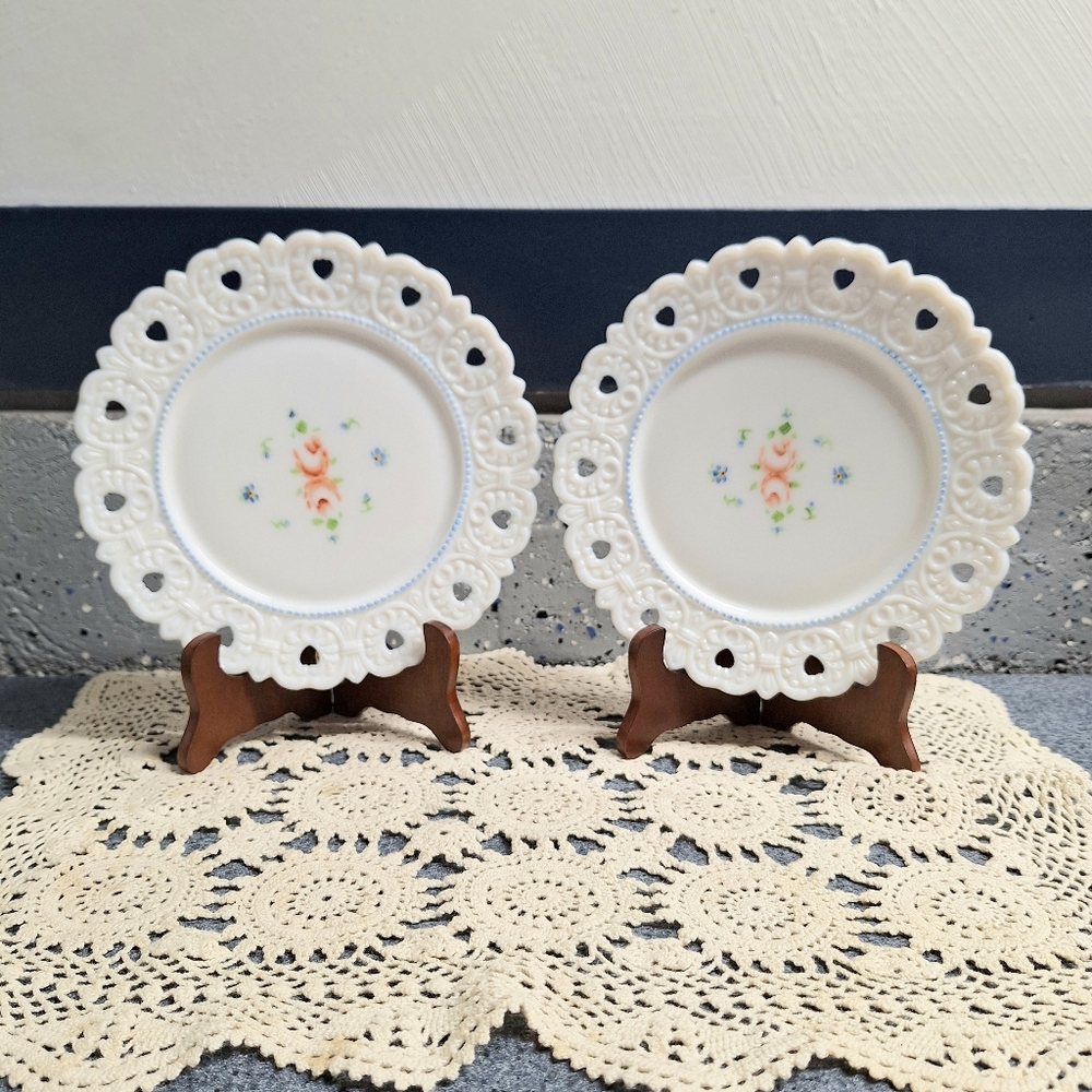 Lonita Hand Painted Opal Glass Plates With Decorative Scalloped Lace Edges(2)